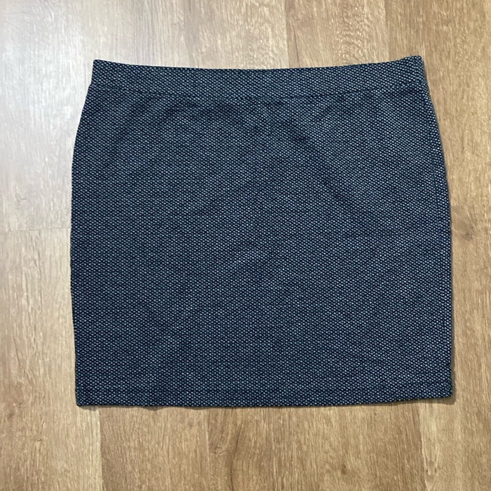 Loft xl stretchy patterned black and white mini skirt